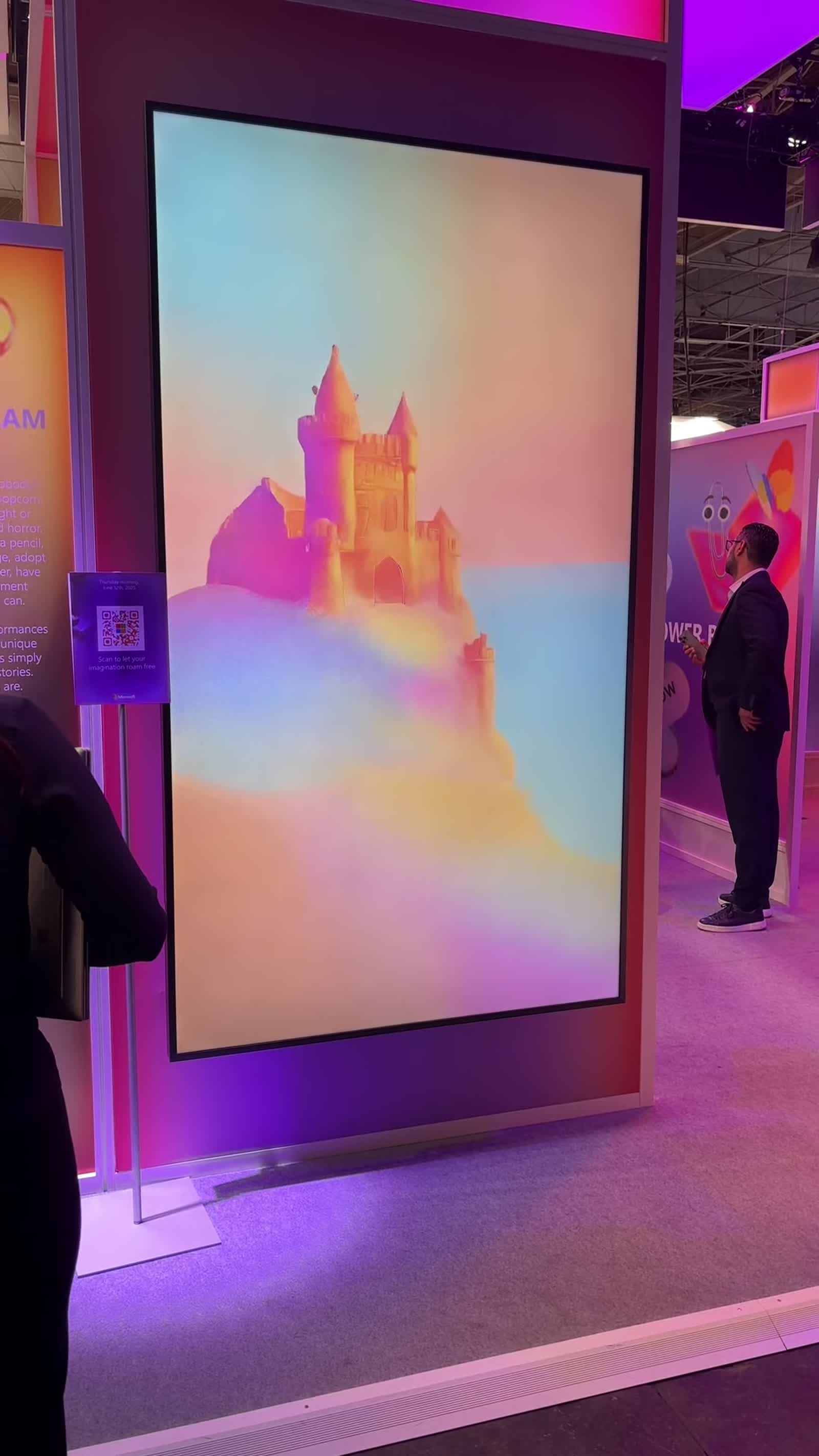 Installation Portal : un univers coloré sur un écran monumental